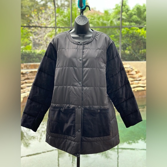 The North Face Jackets & Blazers - NORTH FACE WOMENS COLLARLESS SYNTHETIC JACKET (XXL)